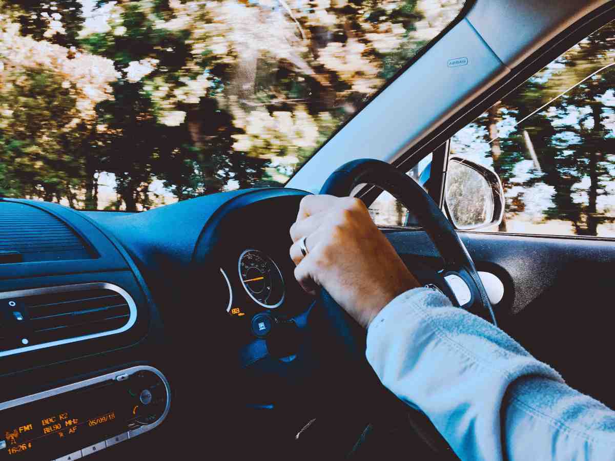 uomo alla guida di un'auto